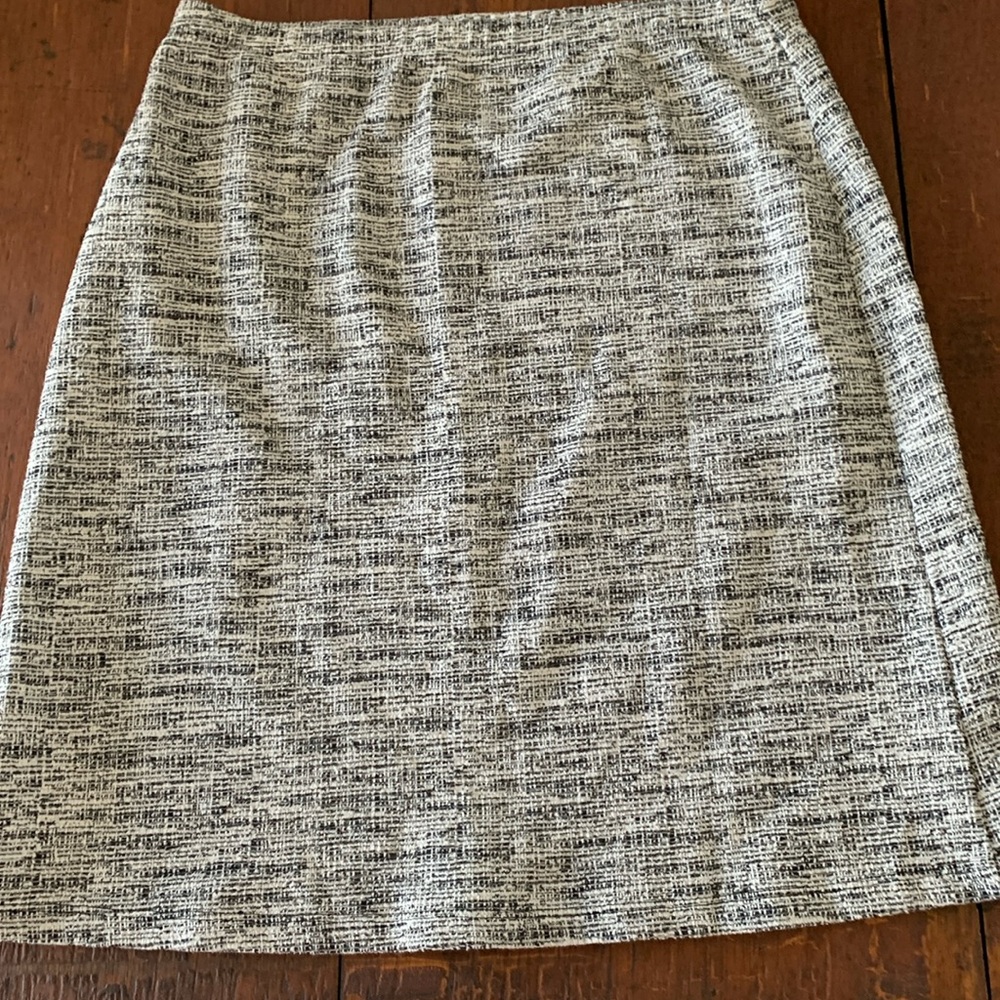 Le lis skirt lightweight fabric gently used